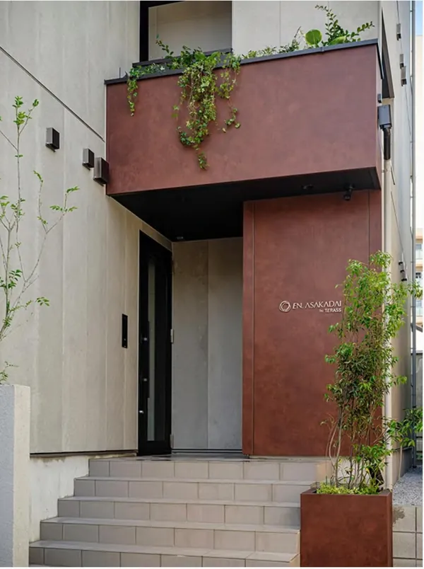 EN. ASAKADAIのエントランス。コールテン鋼の外壁と植栽